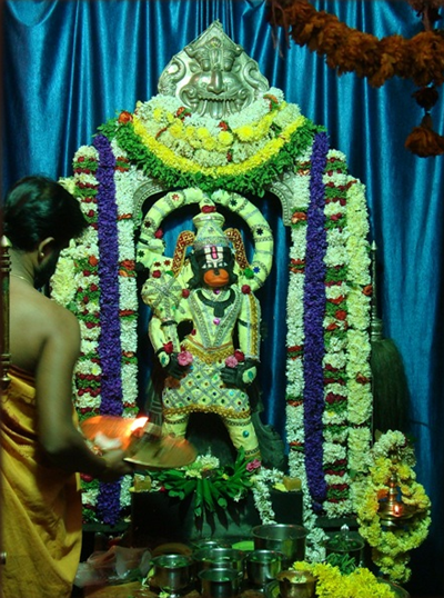 Description of Flowers Lord Hanuman Like  ... offering several things to the Lord such as flowers, sindoor and so on ...